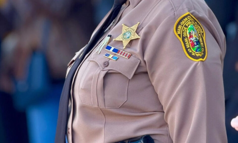 Policía de Miami-Dade arrestada: enfrenta cargos por abuso sexual de menor en Atlanta