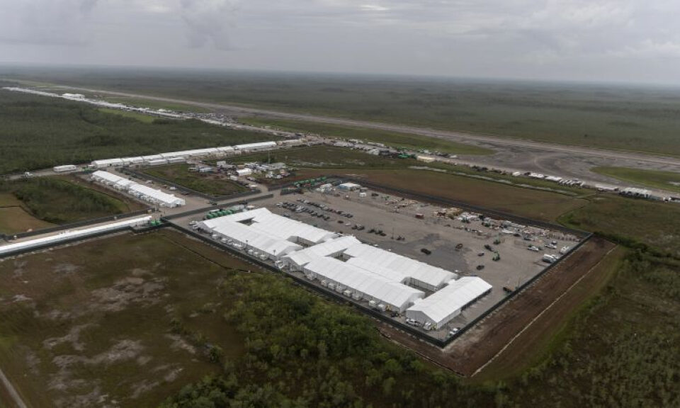 Comienzan los vuelos de deportación desde «Alligator Alcatraz», mientras Florida promete más arrestos a inmigrantes | CNN