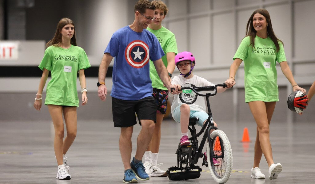Barreras de ruptura: el programa Orlando enseña a las personas con síndrome de Down cómo andar en bicicleta