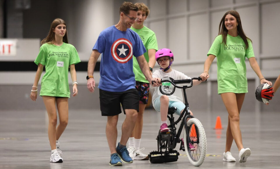 Barreras de ruptura: el programa Orlando enseña a las personas con síndrome de Down cómo andar en bicicleta
