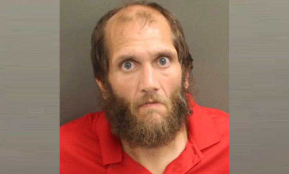 Hombre que empuja el hacha arrestado en el argumento del vecindario de Winter Park