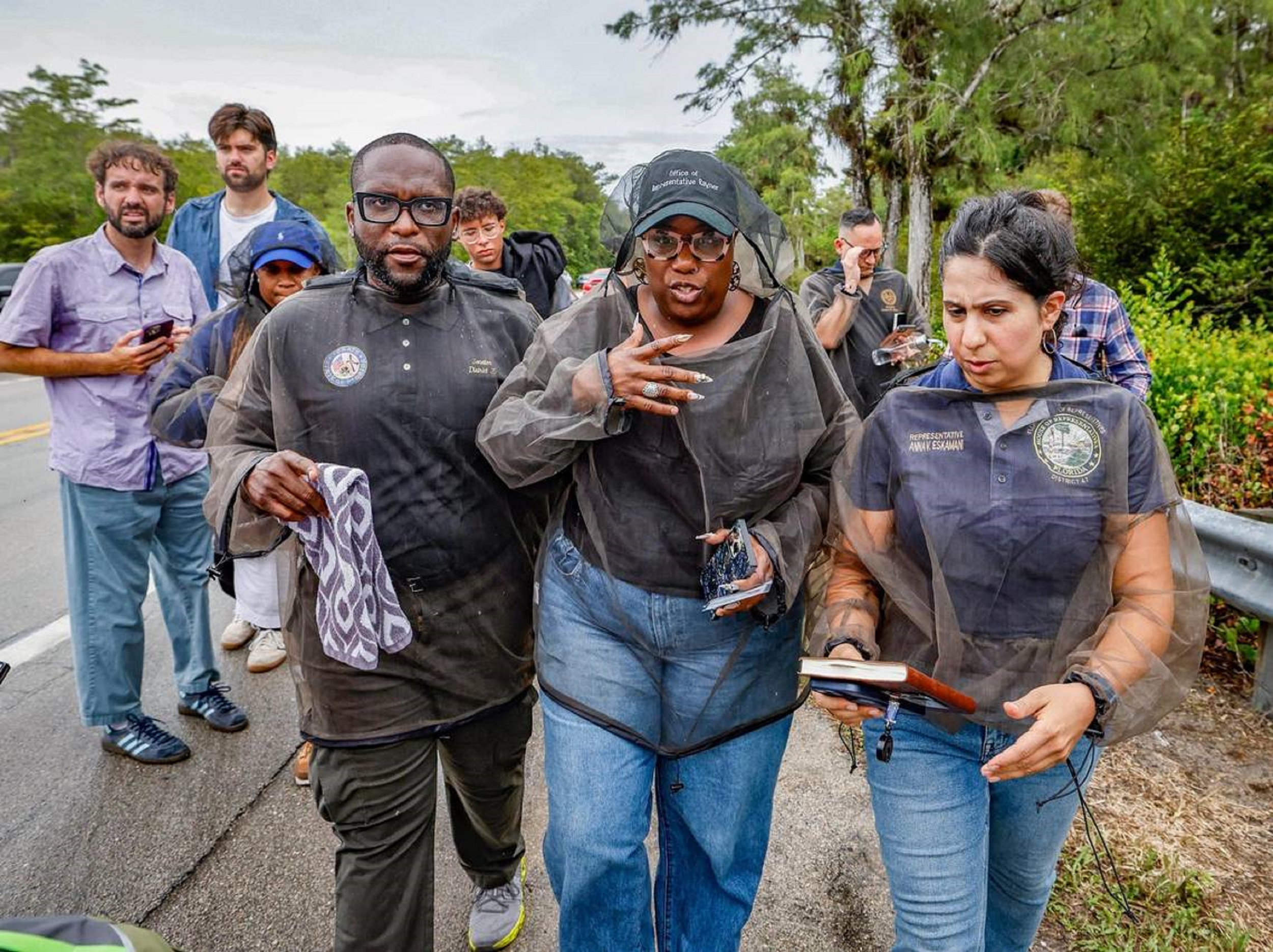 Con Mosquito Nets, el senador de Florida Shevrin Jones y los representantes estatales Michele K. Rayner y Anna V. Eskamani se ven aquí con colegas después de que se les niegue la entrada en el cocodrilo Alcatraz.