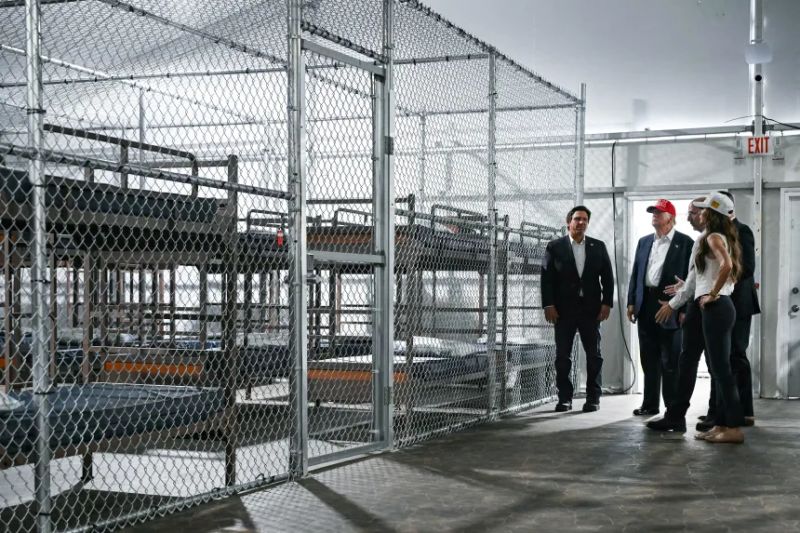 El presidente Donald Trump, el gobernador de Florida, Ron DeSantis, y la secretaria de Seguridad Nacional, Kristi Noem, recorren el centro de detención de migrantes conocido como 