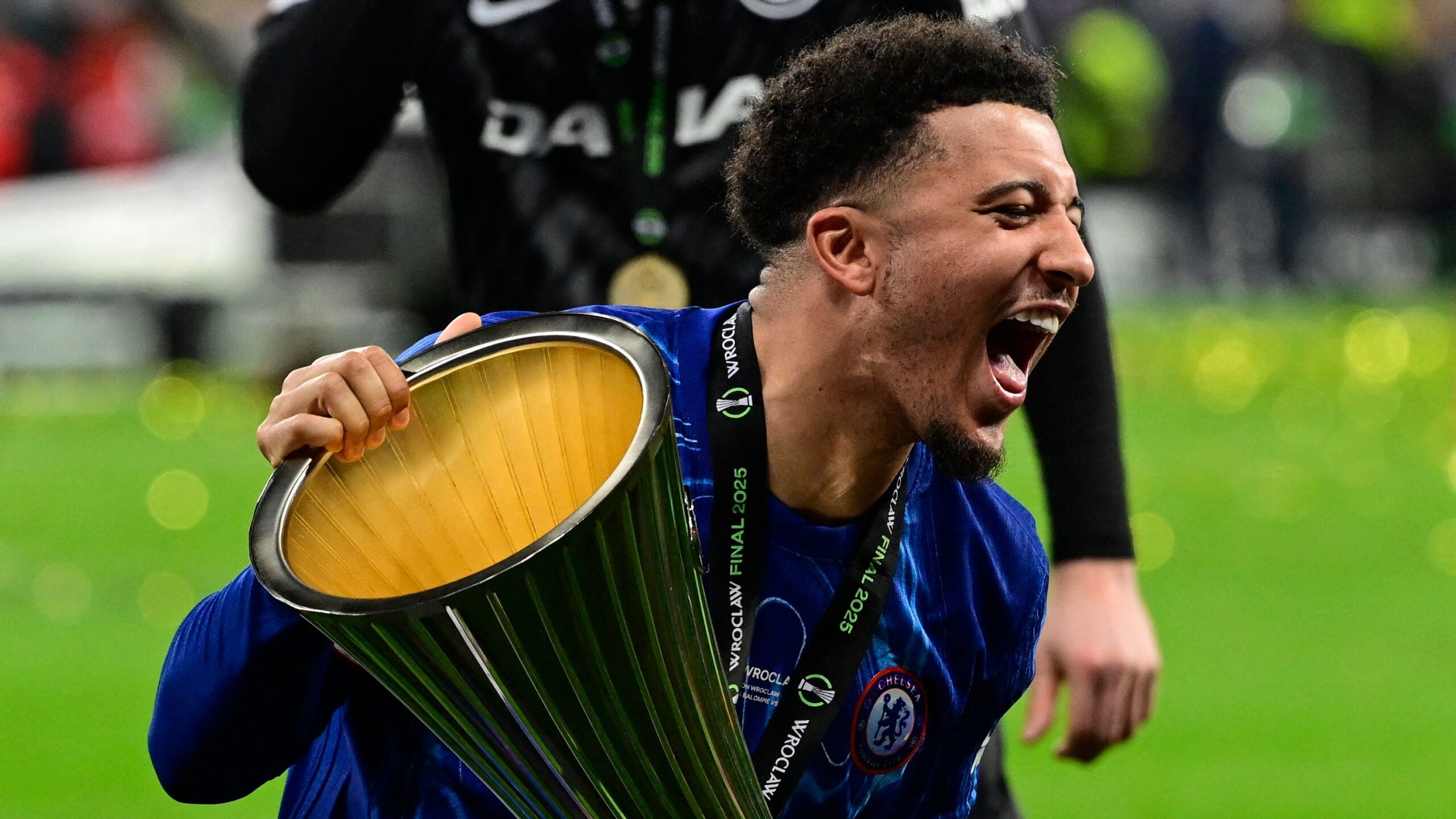 Jadon Sancho posa con el trofeo de la Conference League conquistado con el Chelsea.