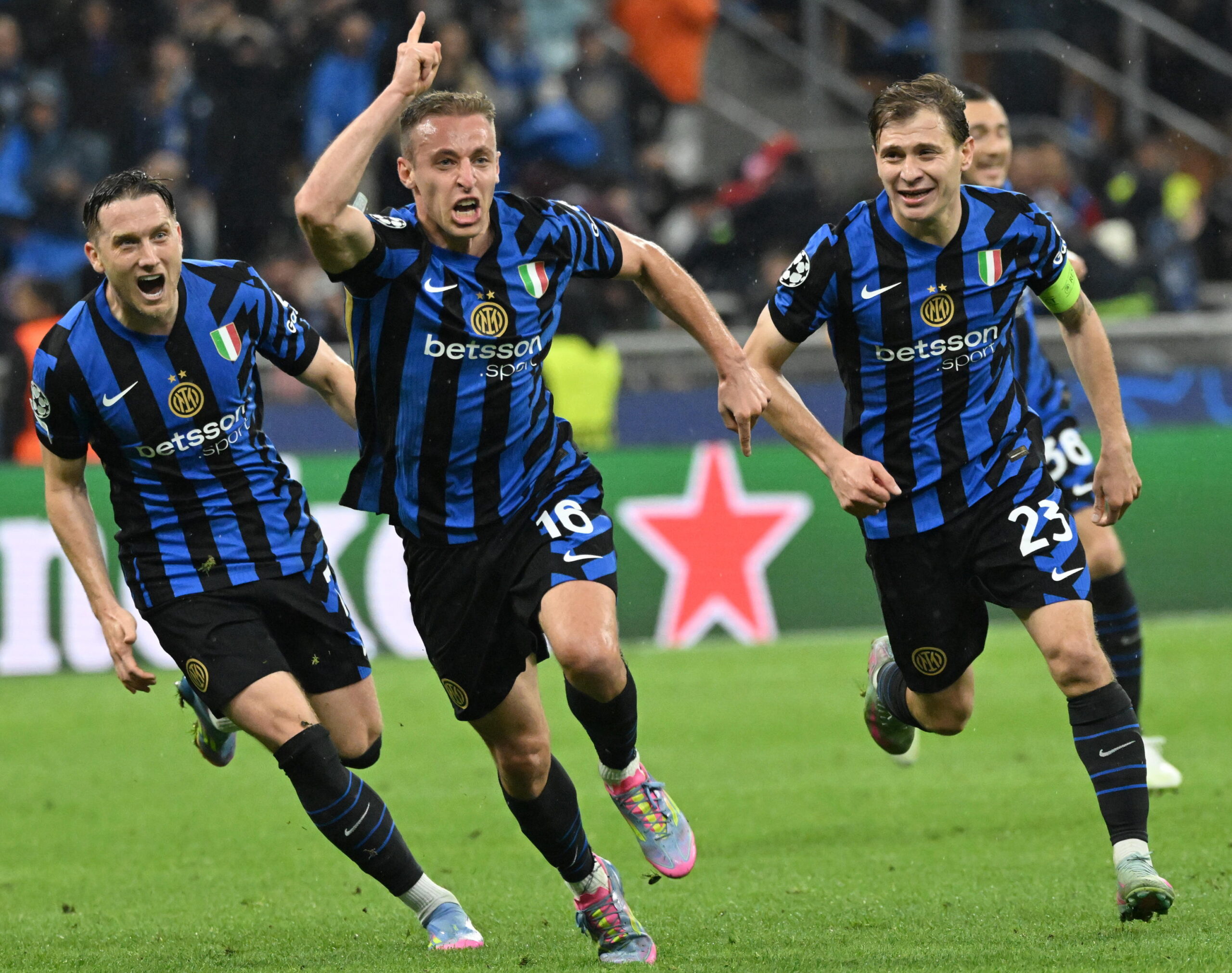 MILAN (Italy), 07/05/2025.- FC Inter's Davide Frattesi (C) celebrates scoring the 4-3 goal during the UEFA Champions League semifinal 2nd leg soccer match between Inter Milan and FC Barcelona, in Milan, Italy, 06 May 2025. (Liga de Campeones, Italia) EFE/EPA/DANIEL DAL ZENNARO
