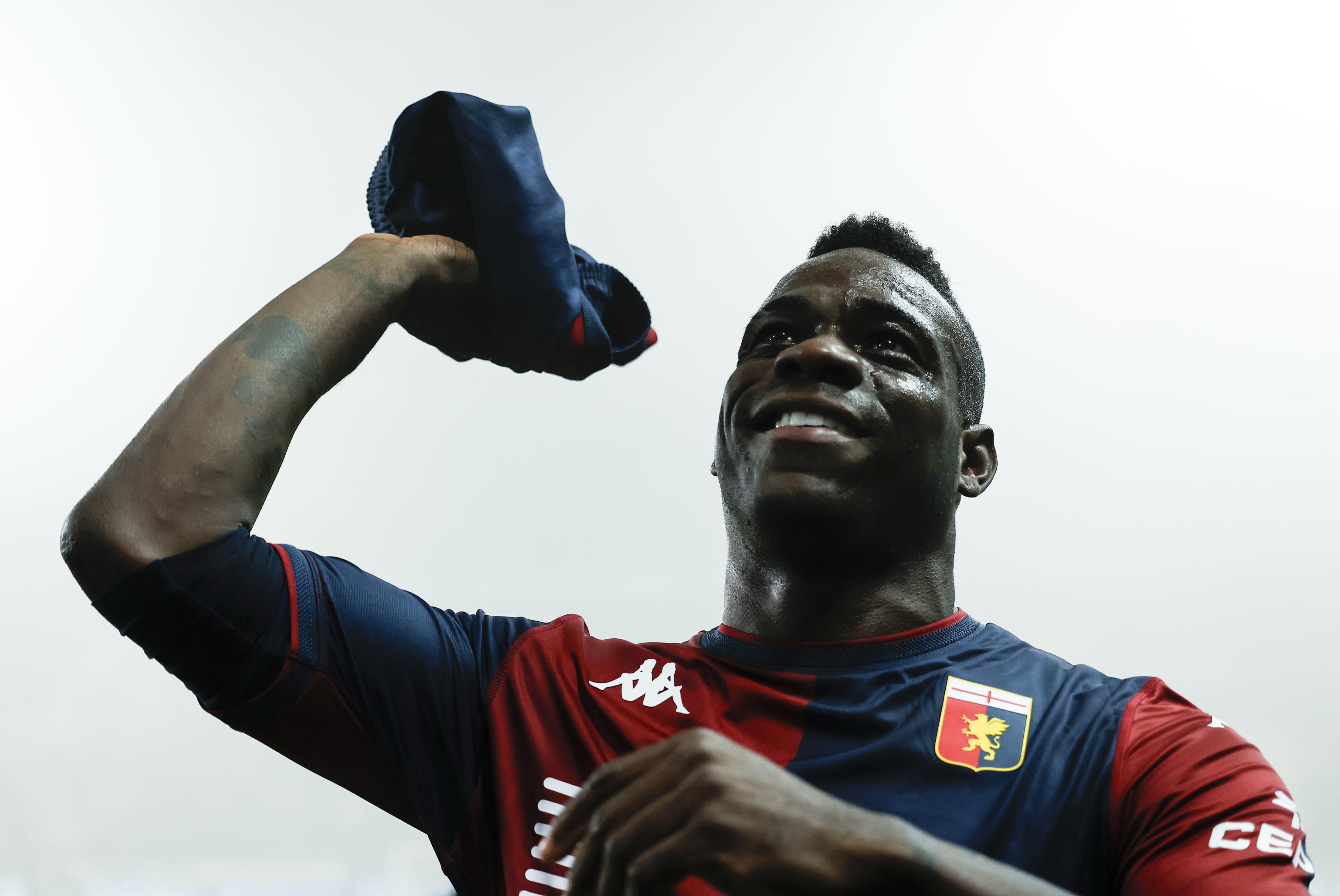 Parma (Italy), 03/11/2024.- Genoa's Mario Balotelli celebrates the victory at the end of the Italian Serie A soccer match Parma Calcio vs Genoa CFC at Ennio Tardini stadium in Parma, Italy, 04 November 2024. (Italia, Génova) EFE/EPA/ELISABETTA BARACCHI
