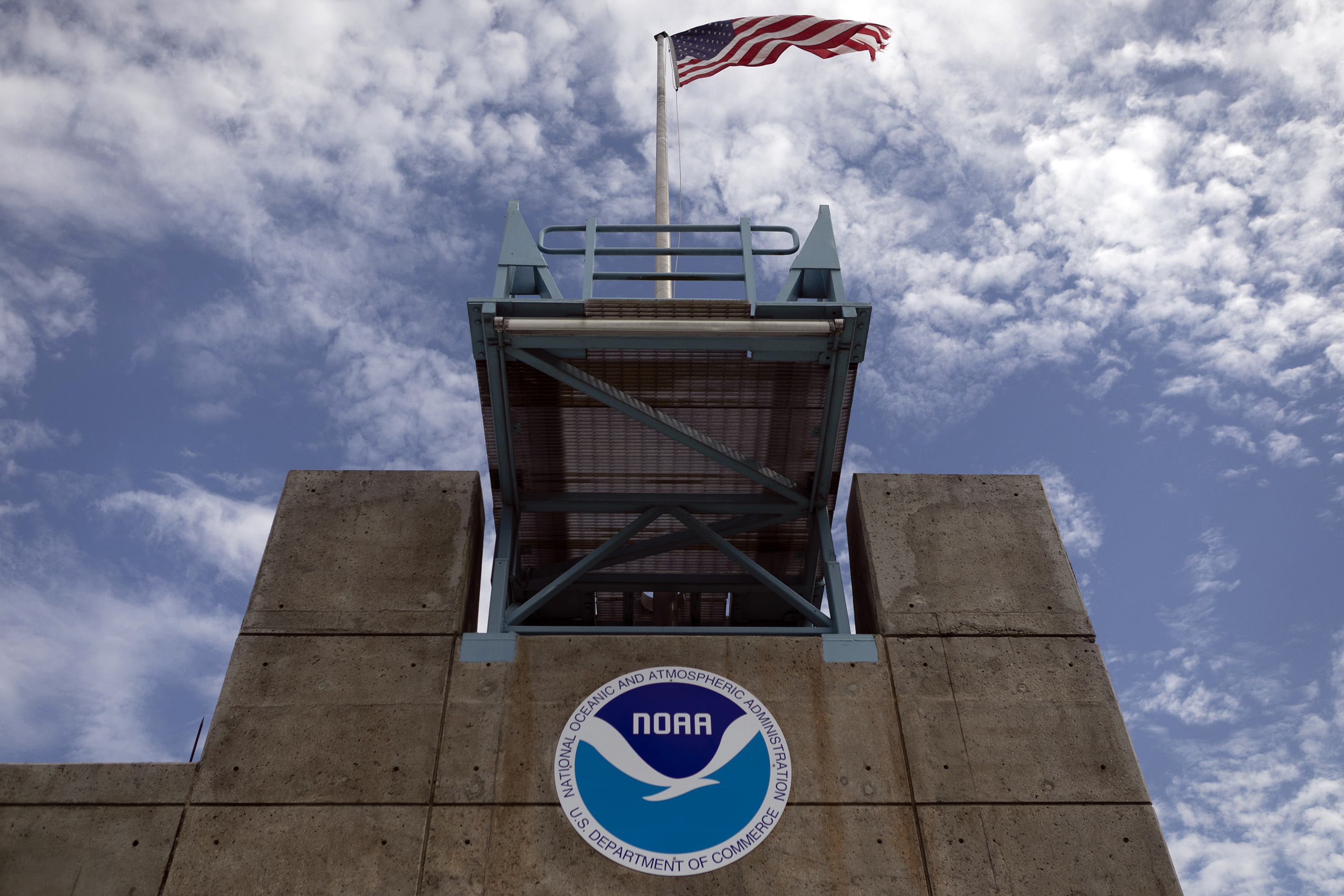 El logotipo de la Administración Nacional Oceánica y Atmosférica se ve en el Centro Nacional de Huracanes en 2019 en Miami. (Eva Marie Uzcategui/Getty Images/TNS)