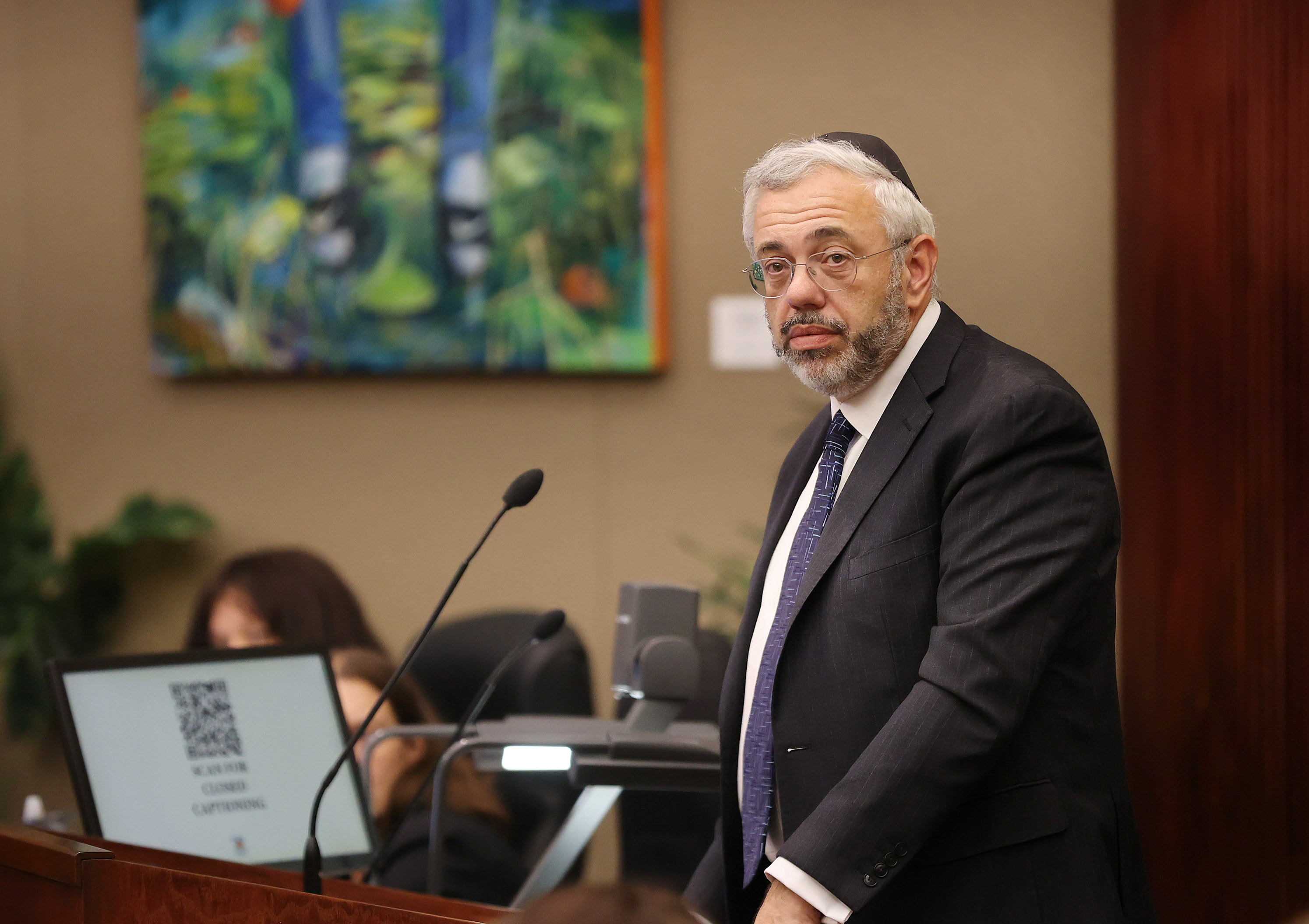 Ian Rowe, una congregación del Centro de Torá de Orlando, Sai habla por sí mismo y otros partidarios del Centro de Torá de Orlando durante una reunión de la Comisión del Condado de Orange en Orlando el martes 1 de julio de 2025. El Centro de Orlando Torah espera convencer a la Comisión para que construyan una adición de tres pisos y 9300 pies cuadrados a su Centro de Gorción de Bay Hill. Muchos residentes cercanos se oponen al plan. (Stephen M. Dowell/Orlando Sentinel)