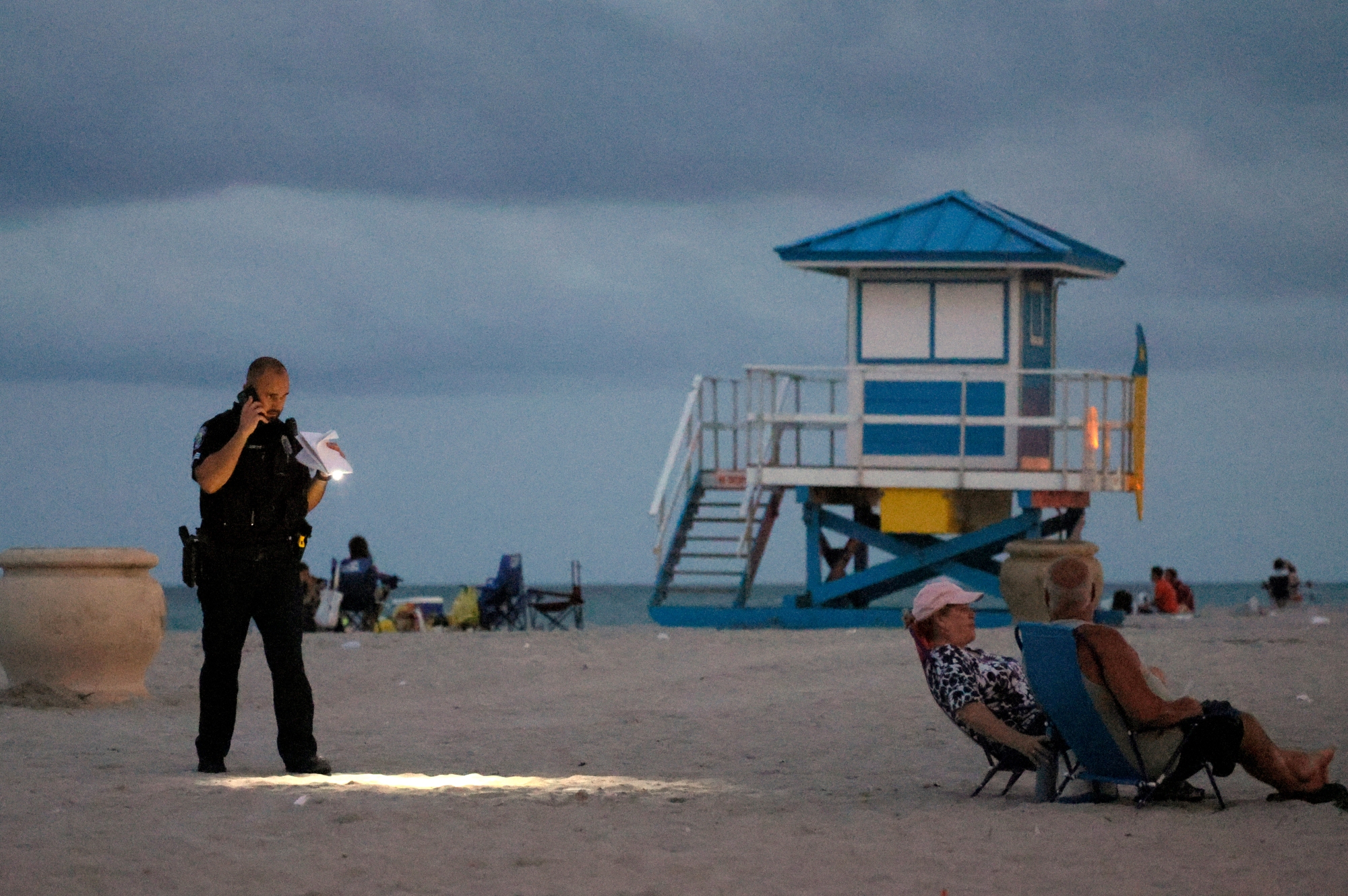 La policía de Hollywood investiga un tiroteo en Hollywood Beach el lunes 29 de mayo de 2023. (Mike Stocker/South Florida Sun Sentinel)