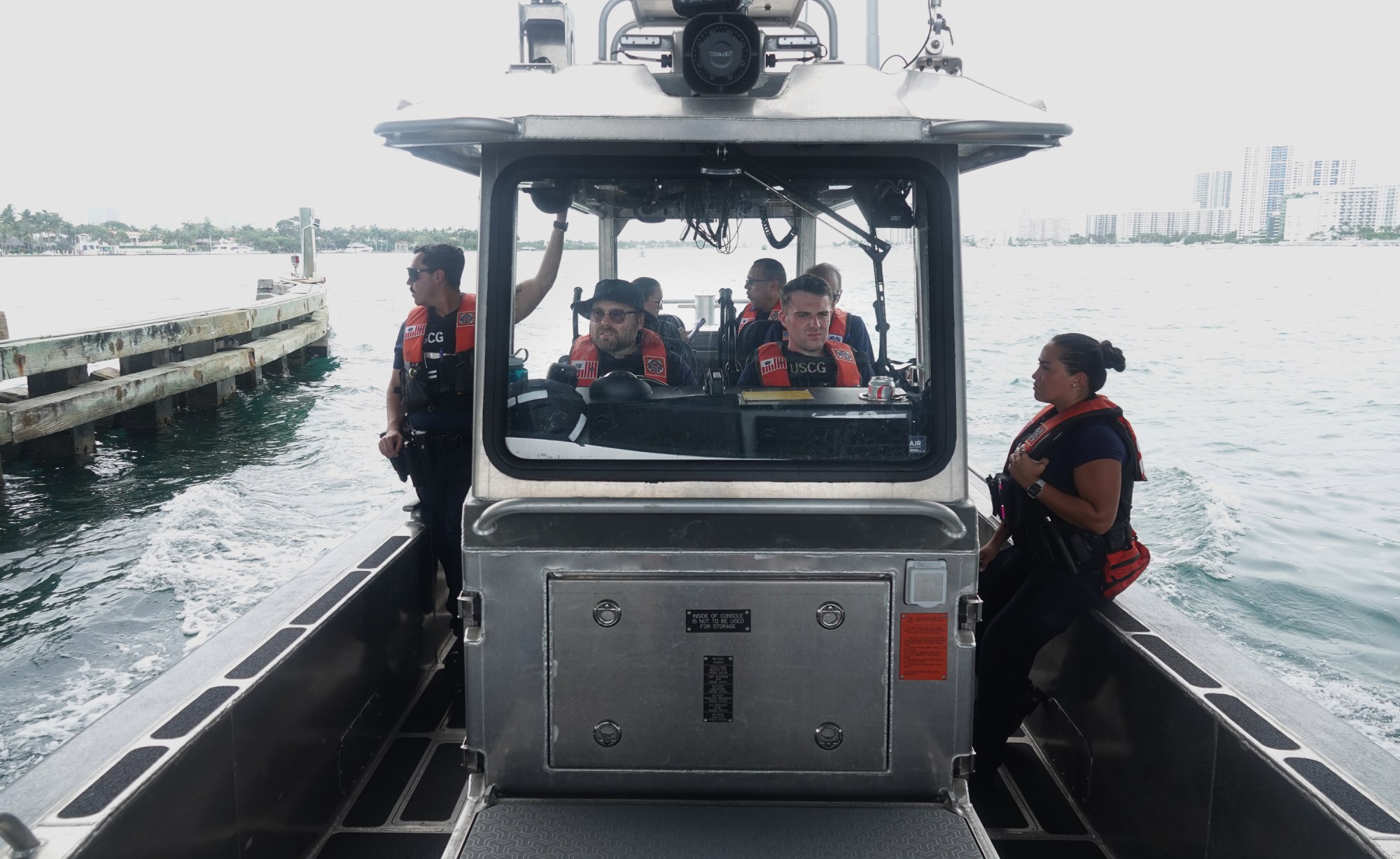 La tripulación de un bote SPC-LE2 de la Guardia Costera de EE. UU. Pasa bajo un puente el domingo 29 de junio de 2025, cerca de Monument Island en Miami. La Guardia Costera patrullaba por posibles operaciones charter ilegales. (Joe Cavaretta/South Florida Sun Sentinel)