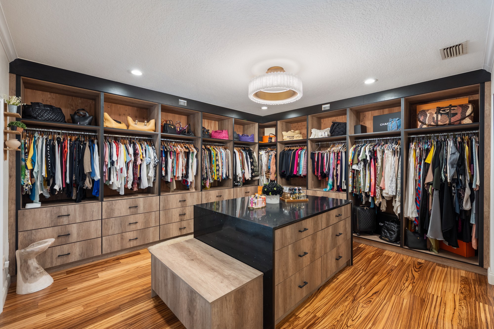 El armario principal tiene un amplio almacenamiento para ropa, zapatos y carteras. (Foto por imagen VTR)