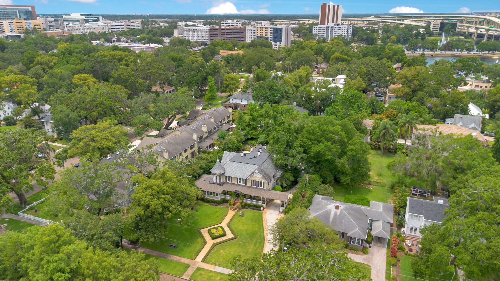 La casa se encuentra en un lote de .59 acres en el distrito histórico del lago Cherokee de Orlando, justo al sur del centro. (Foto de Tre Visuality)
