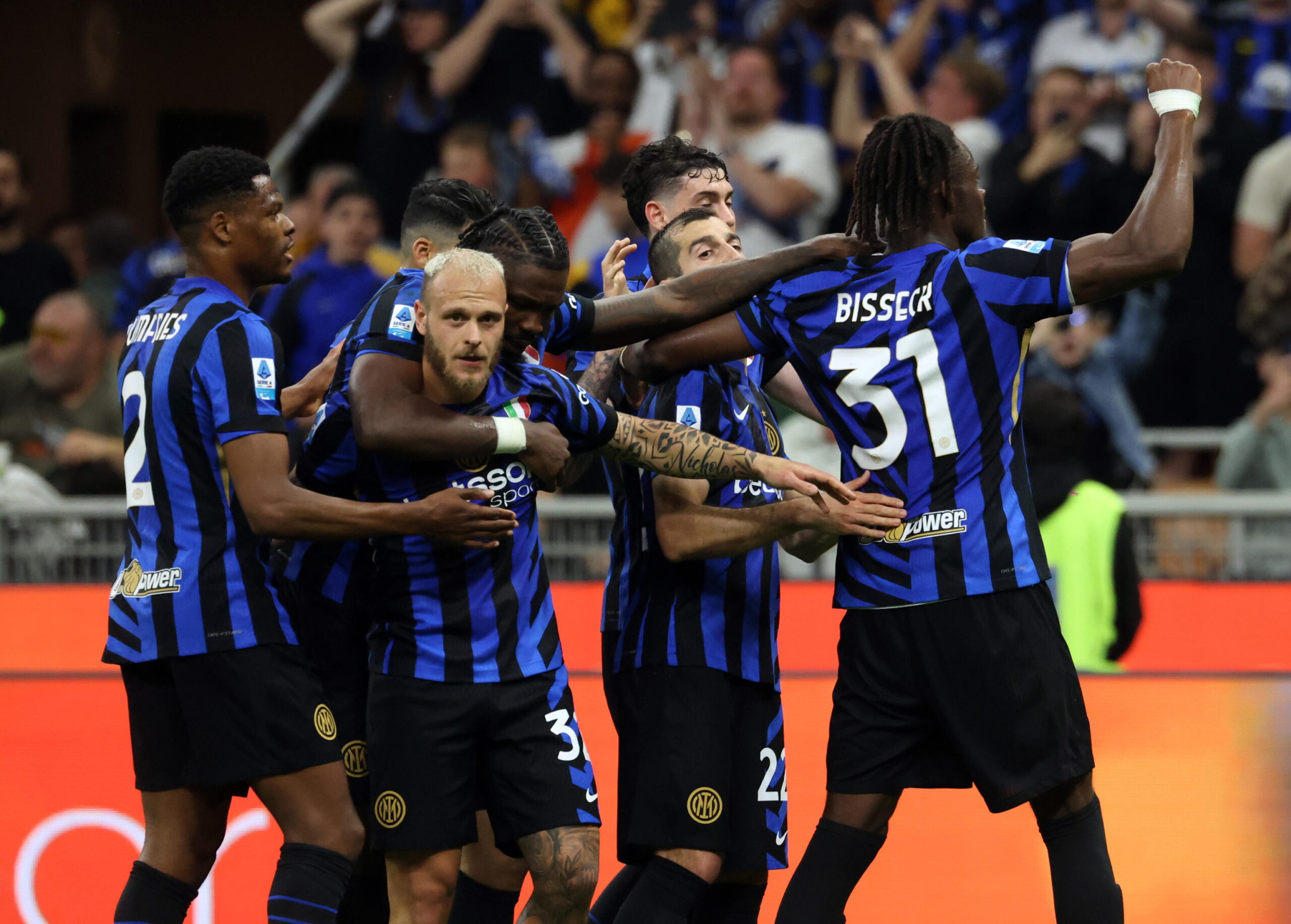 Yann Bisseck celebra un gol del Inter.