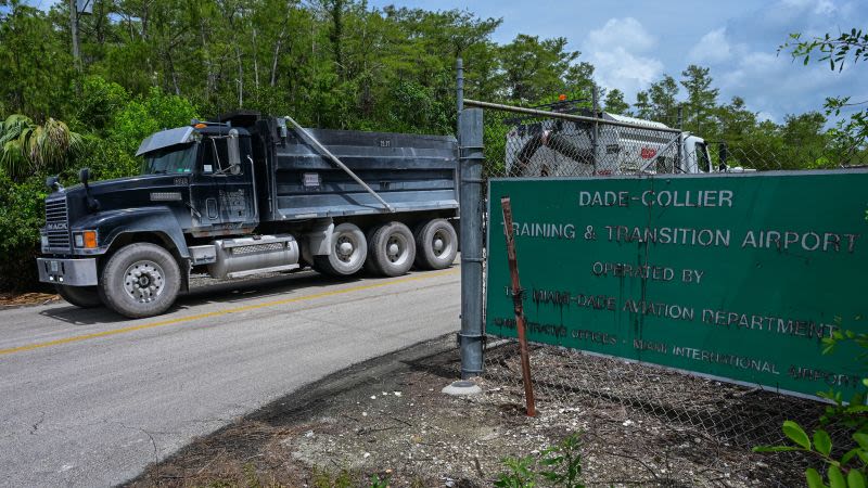 Camiones salen del Aeropuerto de Transición y Formación Dade-Collier mientras los manifestantes protestan por la construcción de un centro de detención de inmigrantes el 28 de junio.