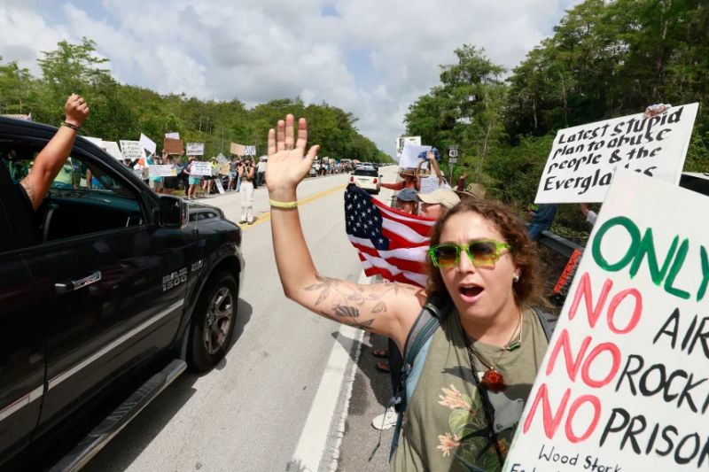 Defensores del medio ambiente y manifestantes en el Aeropuerto de Entrenamiento y Transición Dade-Collier el sábado 28 de junio de 2025.