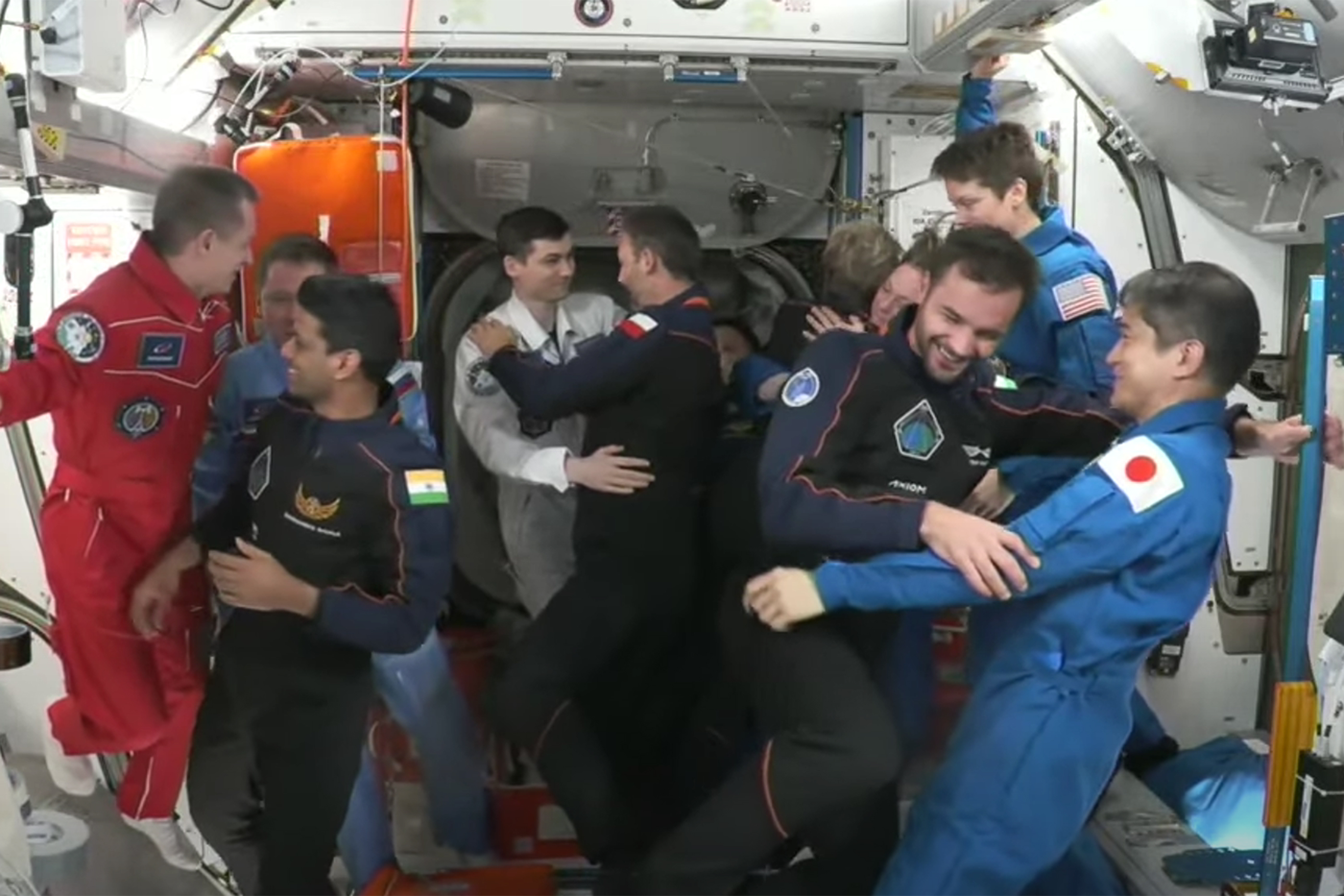 Los cuatro miembros del Axiom Space Ax-4 Crew comparten abrazos con los siete miembros de la Expedición 73 a bordo de la Estación Espacial Internacional el domingo 14 de julio de 2025. (NASA)