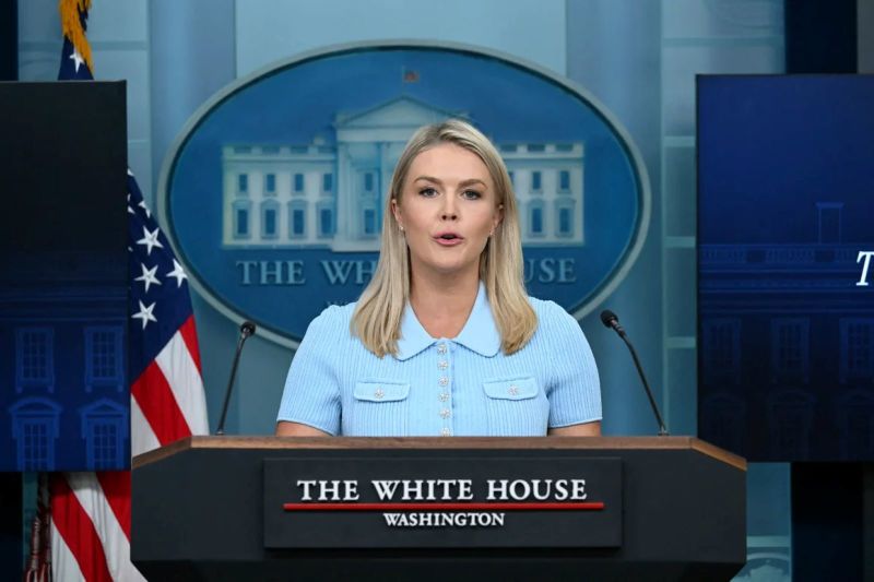 La secretaria de Prensa de la Casa Blanca, Karoline Leavitt, habla durante la rueda de prensa diaria en la sala de prensa Brady de la Casa Blanca en Washington, el 30 de junio.