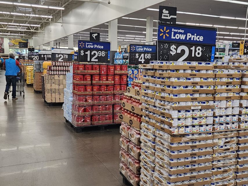 Pasillo con mercancía de una de las tiendas de la cadena minorista Walmart.