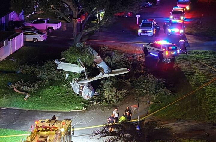 Los restos de un accidente aéreo en un patio en la comunidad de Pines Village en Pembroke Pines el domingo por la noche. (Joe Cavaretta/South Florida Sun Sentinel)