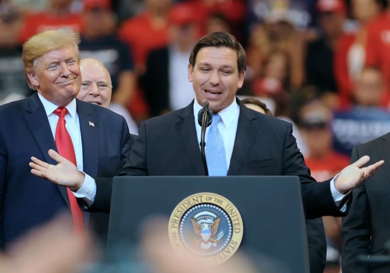 El presidente Donald Trump observa mientras el gobernador de Florida, Ron DeSantis, habla durante el mitin de bienvenida a Florida en el BB&T Center en 2019.
