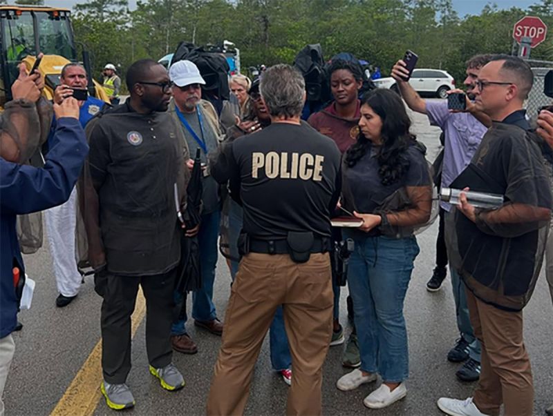 Los senadores estatales demócratas de Florida, Shevrin Jones (izquierda) y Carlos Guillermo Smith (extremo derecho), junto con las representantes estatales Anna Eskamani (derecha), Michele Rayner y Angie Nixon (centro), hablaron con las fuerzas del orden frente a las instalaciones de 
