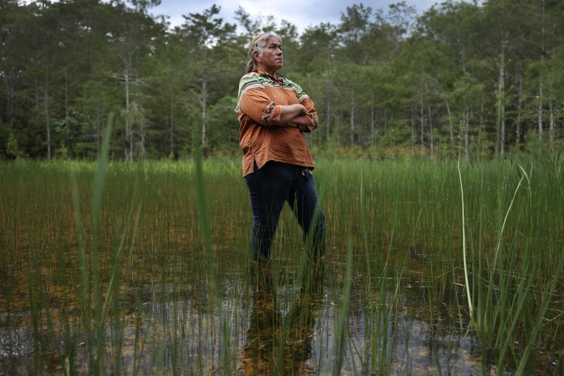 Betty Osceola, miembro de la tribu Miccosukee de Florida, se encuentra en los Everglades, a pocos metros de la entrada principal de 