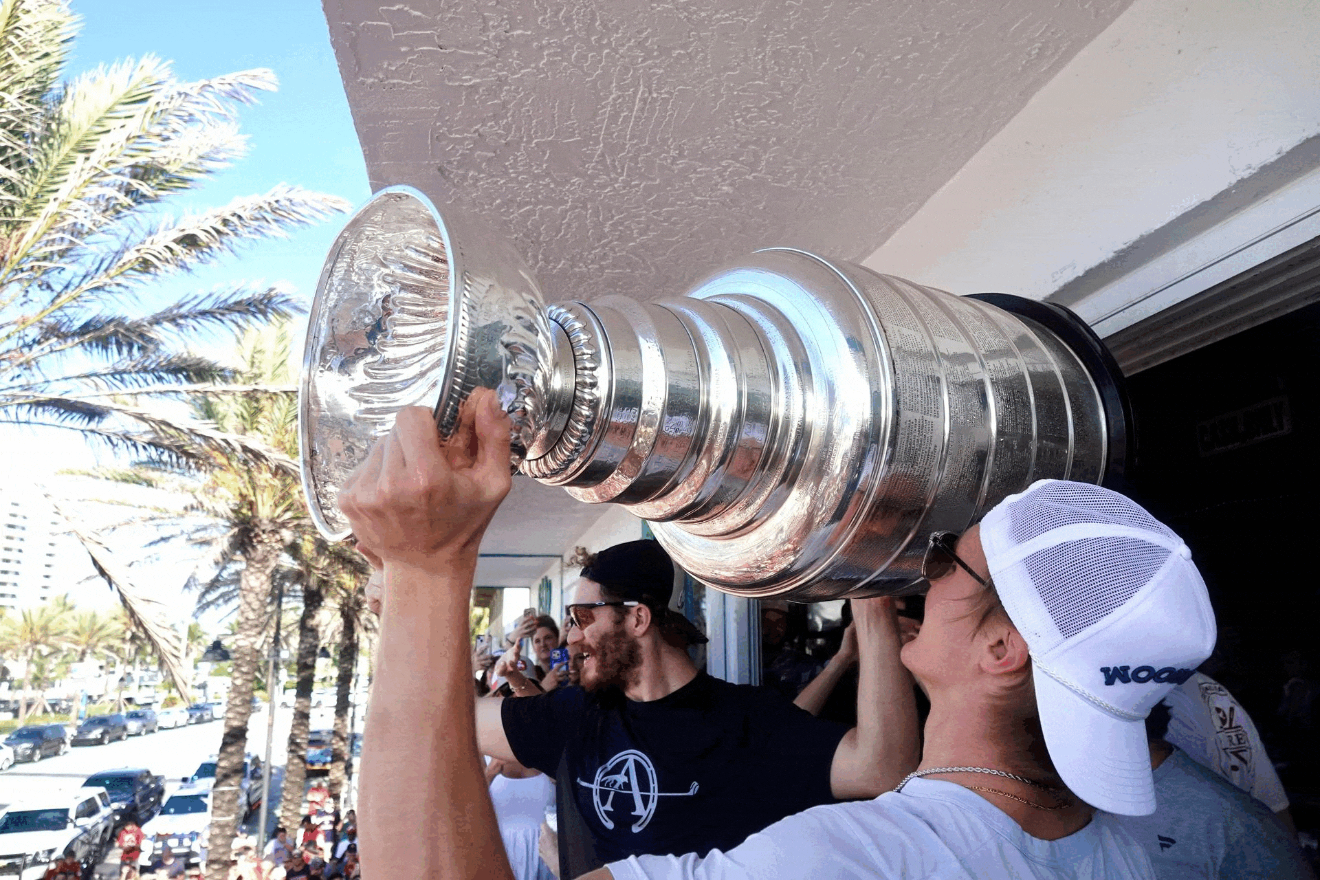 Los Florida Panthers celebran su victoria de la Copa Stanley con fanáticos en la sala de Elbo en Fort Lauderdale Beach el miércoles 18 de junio de 2025. (Joe Cavaretta/South Florida Sun Sentinel)