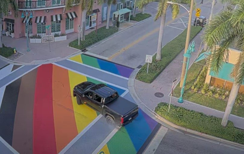 La policía de Delray Beach está tratando de identificar al conductor que se muestra en video de vigilancia el 17 de junio de 2025, quemando neumáticos de camiones en la intersección LGTBQ Pride de la ciudad en Northeast First Street y Northeast Second Avenue. (Policía/cortesía de Delray Beach)
