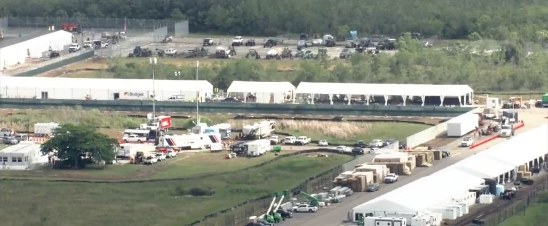 Una toma de marcos de las imágenes aéreas muestra la construcción en marcha en una nueva instalación de detención apodada 