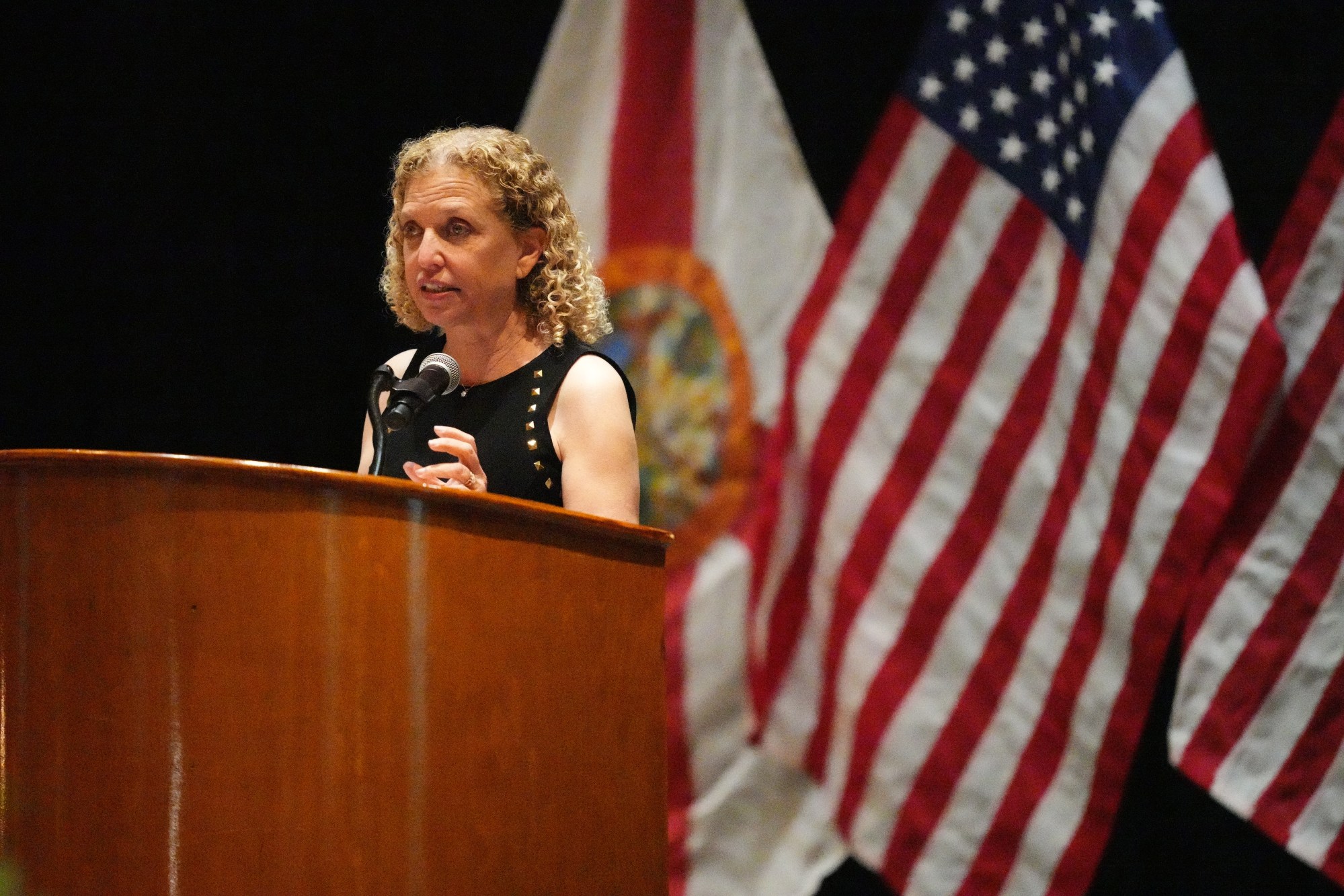 La congresista Debbie Wasserman Schultz se dirige a los constituyentes del Partido Demócrata del Condado de Broward que asisten a la Gala Legacy de Obama Roosevelt con la congresista Jasmine Crockett y el presidente Ken Martin, Comité Nacional Demócrata. Sábado 31 de mayo de 2025. (Jim Rassol/contribuyente)