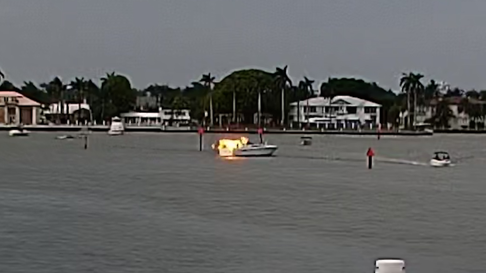 Las imágenes de la cámara de seguridad capturan en el momento en que una explosión se lleva a cabo a bordo de un bote en Fort Lauderdale Sandbar en el Día de los Caídos, lunes 26 de mayo de 2025. (Cole Sisler/Cortesía)