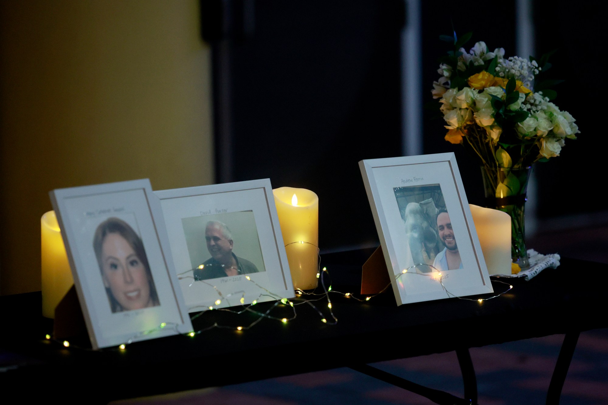 Una vigilia en el Ayuntamiento de Tamarac el 25 de febrero de 2025, honró la vida de Mary Gingles, su padre David Pozner y el vecino Andrew Ferrin. El marido separado de Gingles, Nathan Gingles, está acusado en su muerte. (Mike Stocker/South Florida Sun Sentinel)