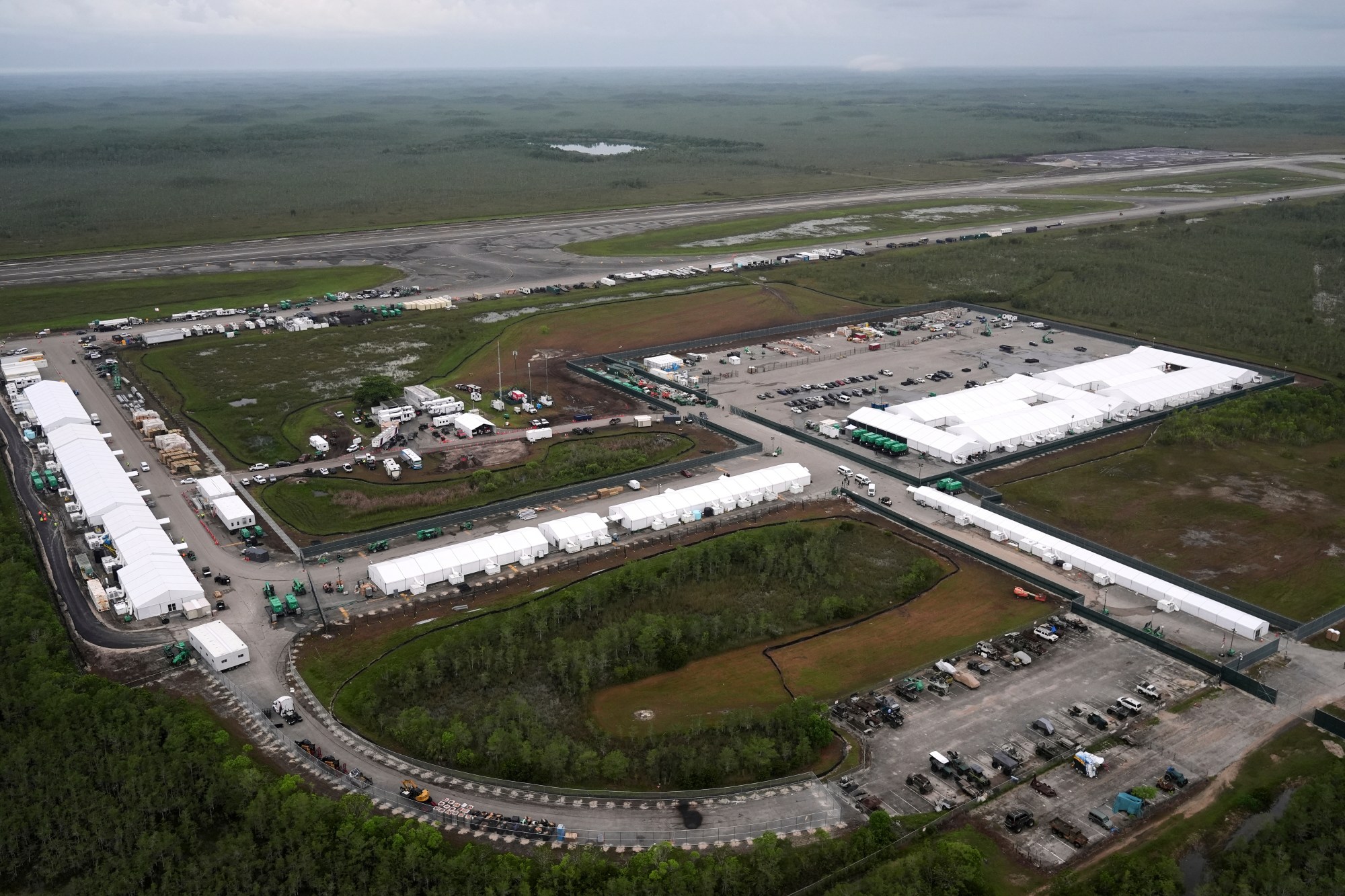 Los legisladores de Florida y los miembros del Congreso podrán visitar el cocodrilo Alcatraz el sábado, después de que a algunos legisladores demócratas la semana pasada se les negó el acceso para inspeccionar las instalaciones. (Rebecca Blackwell/AP)