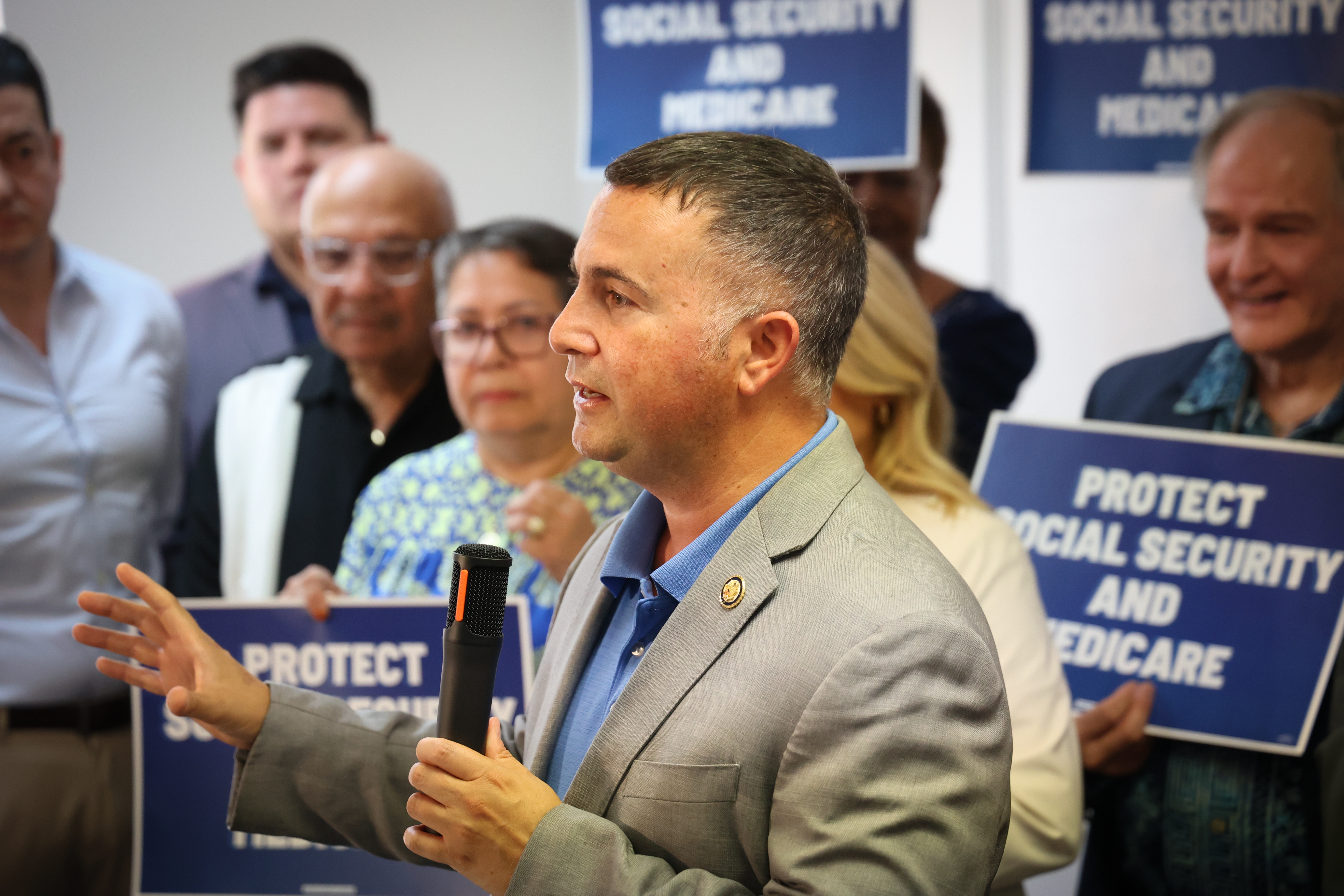 El congresista Darren Soto se une al congresista Maxwell Frost y a los defensores de la comunidad para una conferencia de prensa en Pan American Behavioral Health en Orlando el jueves 10 de julio de 2025, para discutir el presupuesto federal recién firmado de Donald Trump. Los líderes democráticos de Florida dicen que el proyecto de ley que incluye la mayor reducción de Medicaid en la historia de los Estados Unidos hará que sea más difícil para las familias acceder a la atención, afectando la capacidad de las personas y las familias para satisfacer las necesidades básicas, al tiempo que agregan casi $ 1 billón en exenciones de impuestos para los estadounidenses más ricos. (Rich Pope/Orlando Sentinel)