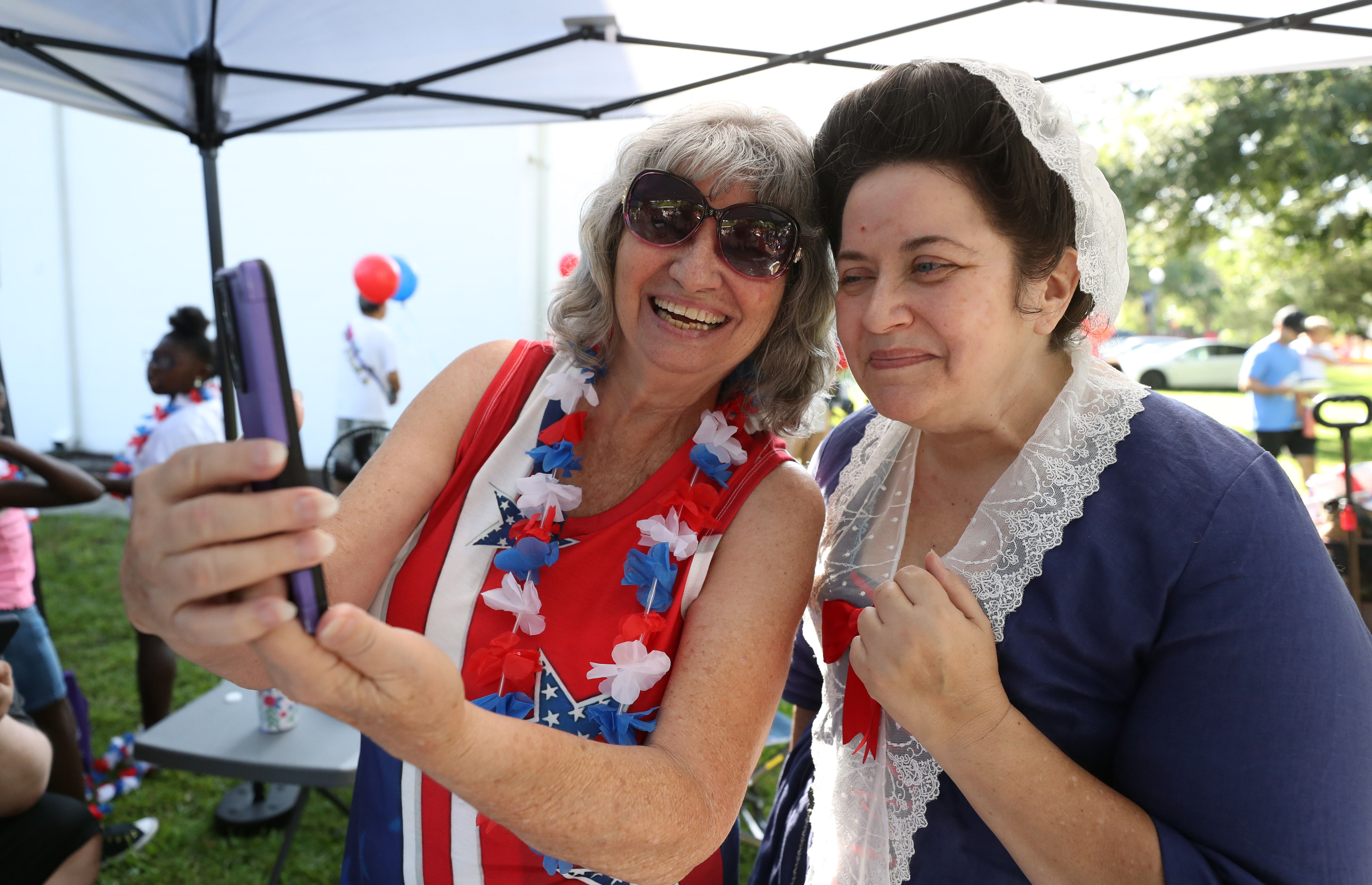 De izquierda a derecha, Wanda Kenney Snd Marcea Oetting (como Abigail Adams) posa para una foto durante el jardín de invierno Masonic Lodge Masonic Kids Parade & Breakfast en el centro de Invierno Garden, el viernes 4 de julio de 2025. (Ricardo Ramirez Buxeda/Orlando Sentinel)