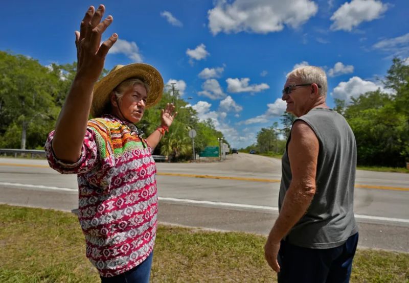 Betty Osceola, miembro de la tribu Miccosukee, y Brad Keehn, de Ochopee, discuten el posible impacto en el ecosistema local de la construcción de un nuevo centro de detención de inmigrantes.