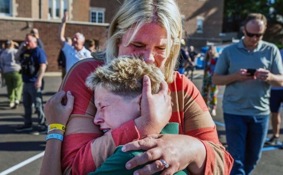 Un tiroteo en una escuela católica de Minneapolis mata a 2 niños, hiere a 17 personas