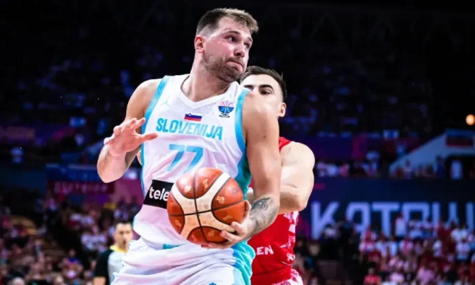 Luka Doncic muestra su nueva versión física en un debut agridulce en el Eurobasket 2025 | Sporting News Argentina