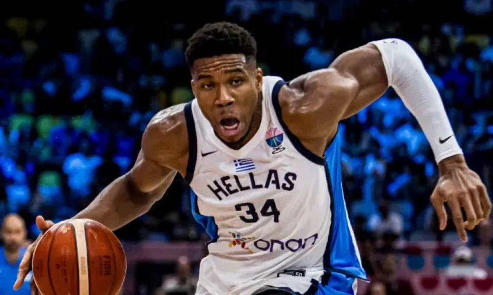 Giannis Antetokounmpo impresiona en su debut en el Eurobasket 2025 con Grecia: triunfo ante Italia | Sporting News Argentina