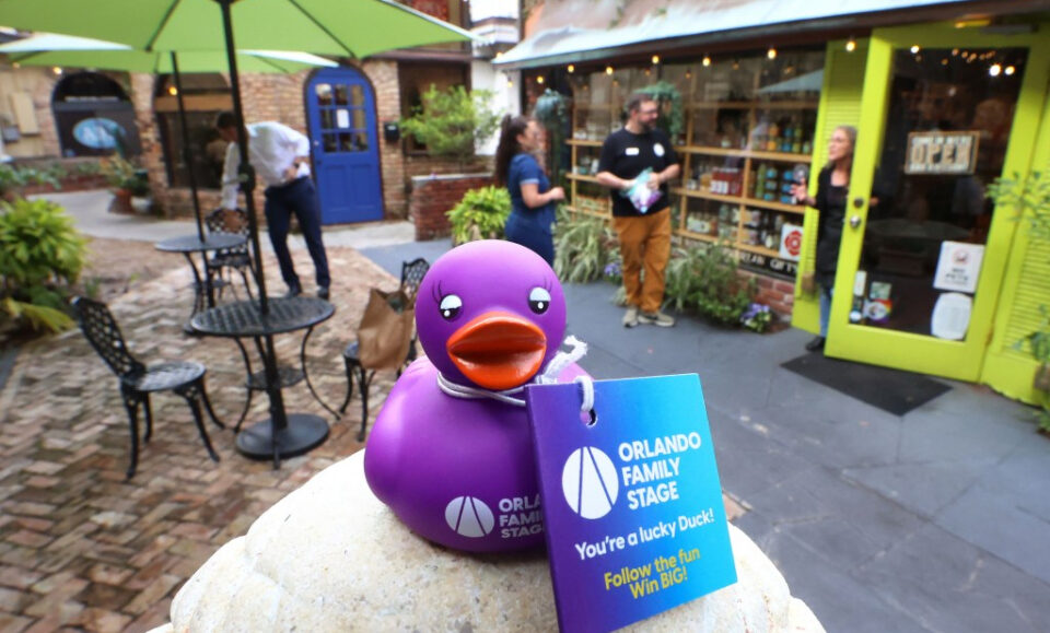 Encontrar un pato morado? Reclamarlo, y podría ganar boletos gratuitos para un espectáculo