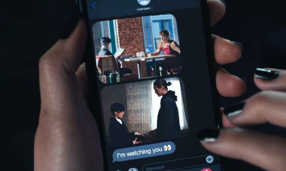 La temporada 2 de ‘Miércoles’ tiene tanta publicidad de Apple que podría ser un anuncio, y puede que no te hayas dado cuenta