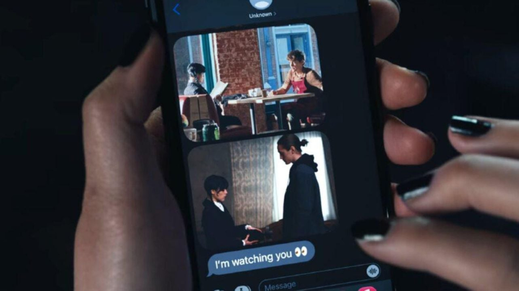 La temporada 2 de ‘Miércoles’ tiene tanta publicidad de Apple que podría ser un anuncio, y puede que no te hayas dado cuenta