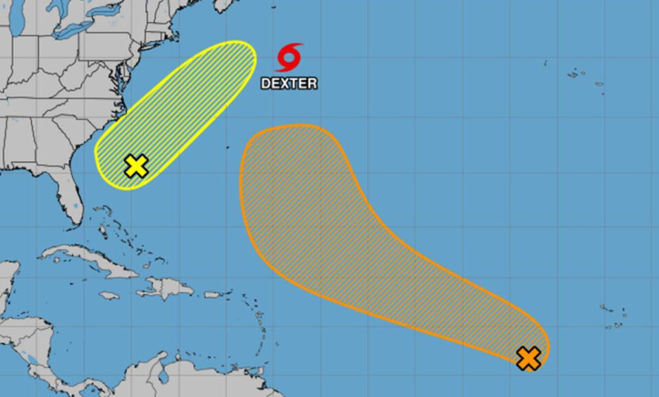 Huracane Center Eyes 2 Atlantic Systems junto con Tropical Storm Dexter