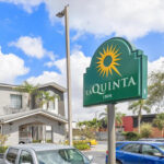 Hotel de Miami causó revuelo por usar recepcionista remoto para atender huéspedes