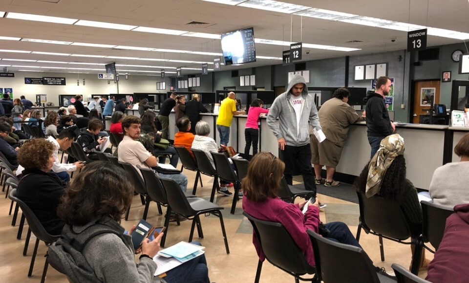 Venezolanos con TPS podrán renovar licencias en Florida hasta octubre de 2026