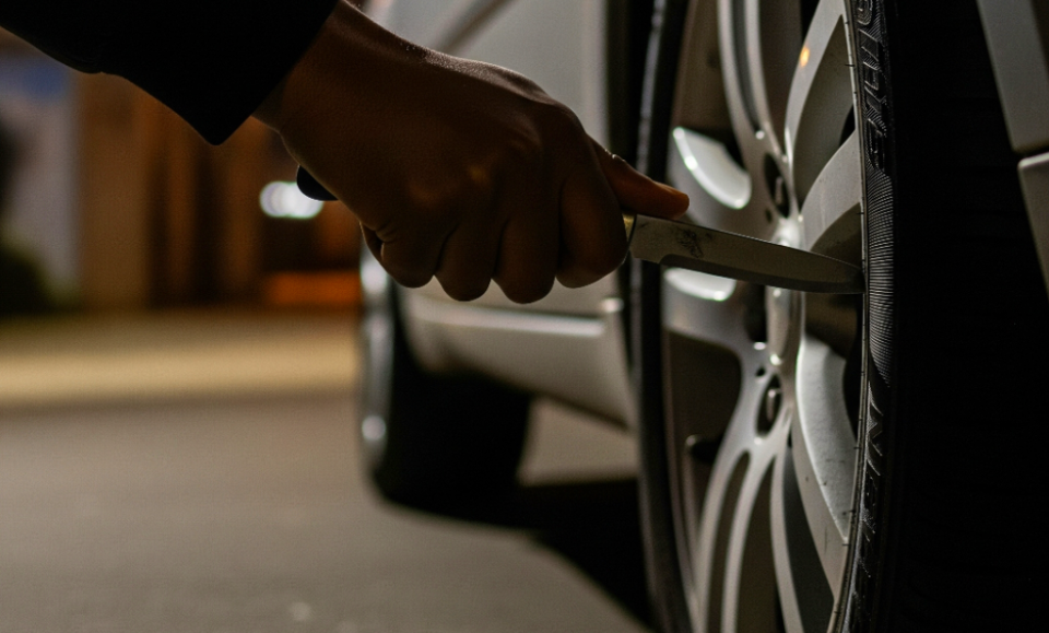 Arrestan a hombre por pinchar neumáticos de patrulla policial en Miami Beach