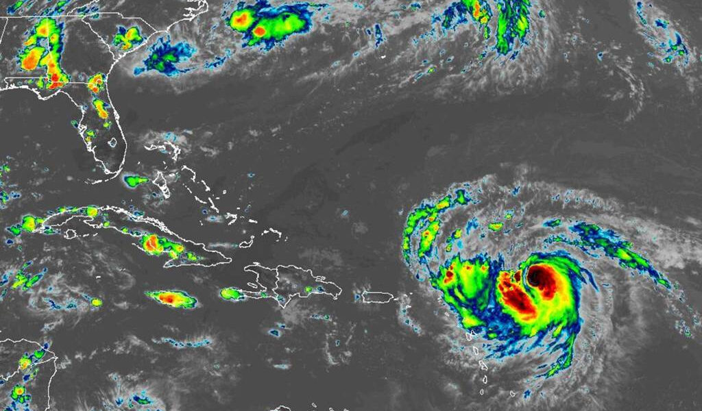 El huracán Erin pronosticó sobre la tormenta de la categoría 4 mientras los bordea el Caribe, dice NHC