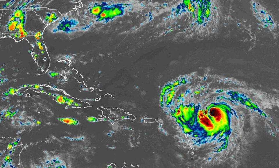 El huracán Erin pronosticó sobre la tormenta de la categoría 4 mientras los bordea el Caribe, dice NHC