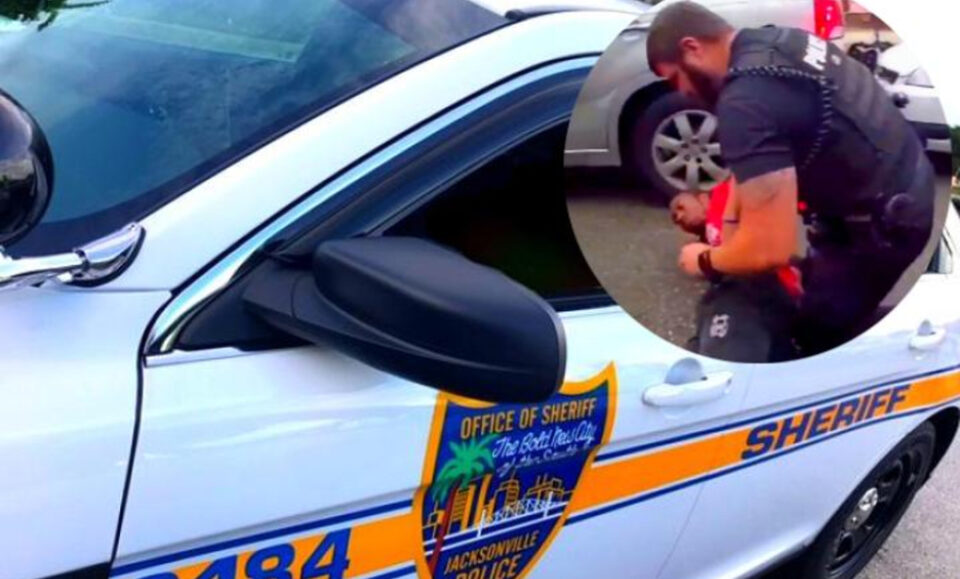 Absuelven al agente de Jacksonville que fue grabado golpeando a un conductor