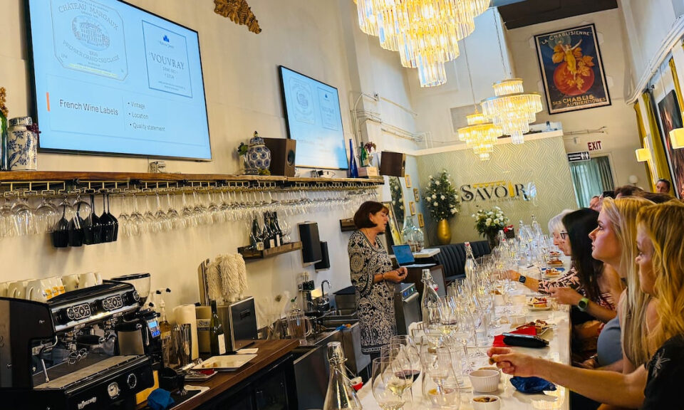 SIP y aprenda en Savoir, el nuevo bar de vinos de San Petersburgo